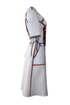 Kleid mit "fashion-embroidery" und Lackkontrasten, bestickte Baumwolle