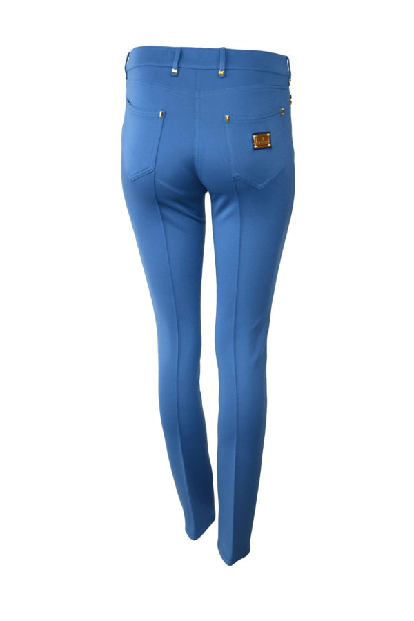 Jeans mit "XL-heraldik-embroidery" Lackkontrasten und Nieten