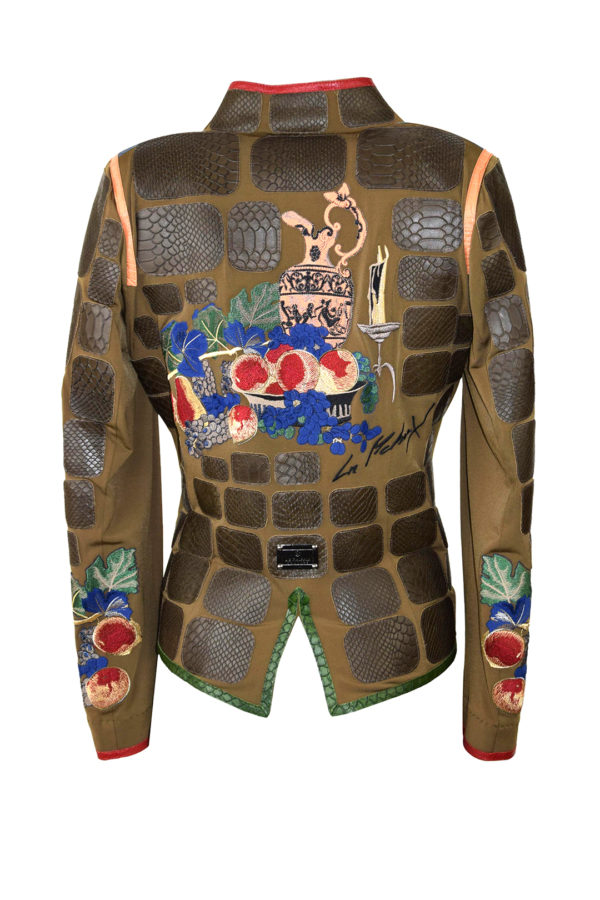 Jacke, oliv mit multicolor- Kontrasten, Krokopatches und "Still-Life-embroidery" Patches: ab 130 Stück, stitches: 206.000
