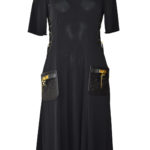 Kleid mit geprägt gestickten Ledertaschen und Kontrasten, Kurzarm