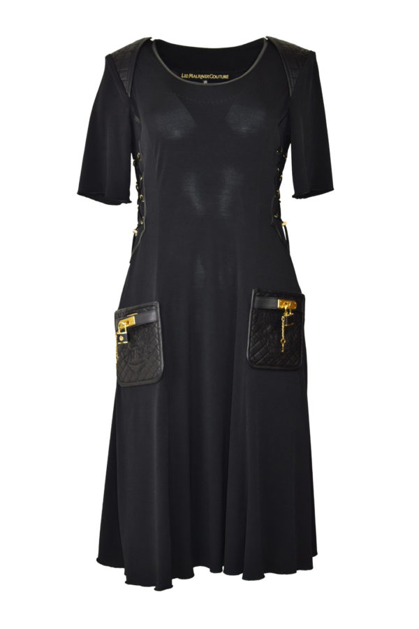 Kleid mit geprägt gestickten Ledertaschen und Kontrasten, Kurzarm