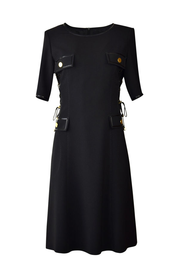 Kleid mit Pattentaschen, Goldknöpfen und Lackkontrasten in schwarz, Multisize, Kurzarm