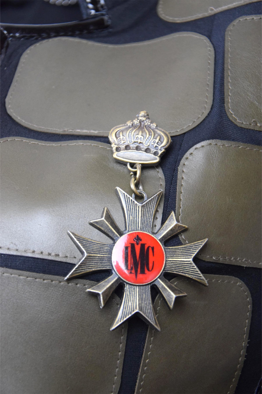 LMC-Medaille aus Messing mit emalierten LMC-Motiv