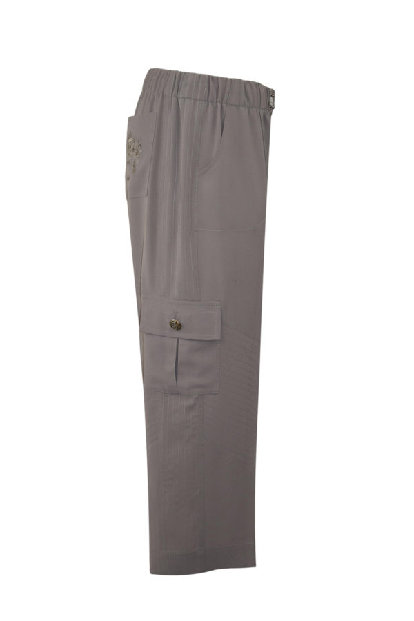 Weite Hose im Safari-Stil aus pflegeleichtem Crepe, mit aufgesetzten Taschen und Ziernähten