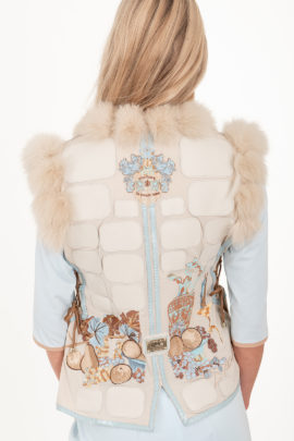 Couture-Weste mit 2 Motiven in "Still-Life-embroidery", Lederpatches, Fuchsfellbesatz und Sicherheitstasche