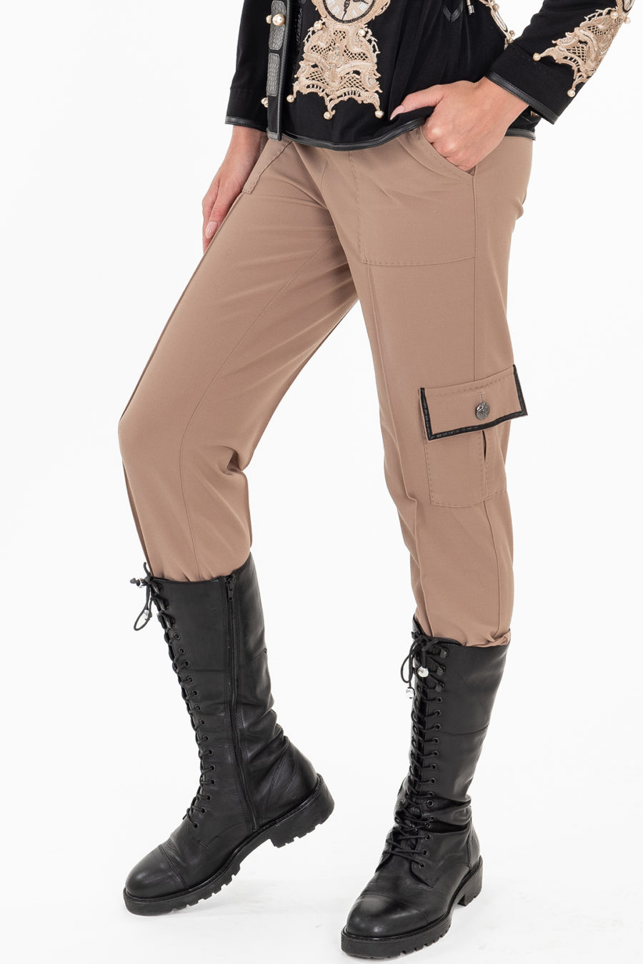 Hose mit Cargotaschen schwarzen Kontrasten, elastischem Bündchen und LMC-Logo, Baumwolle & Lycra