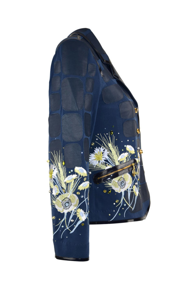 Couture-Longblazer mit "Country-embroidery" 6-Motive, mit 130 handapapplizierten Kristallen von Swarowski, Nappalederpatches , Zipp-Taschen, Multisize, St.367.000