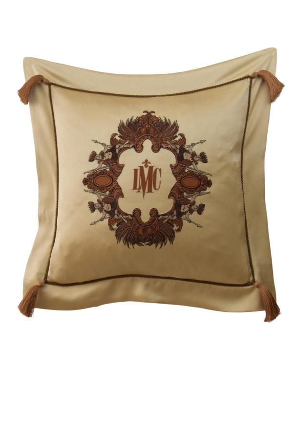Kissen aus Seidensatin mit "Amirage-embroidery", Kordel und 4 Quasten