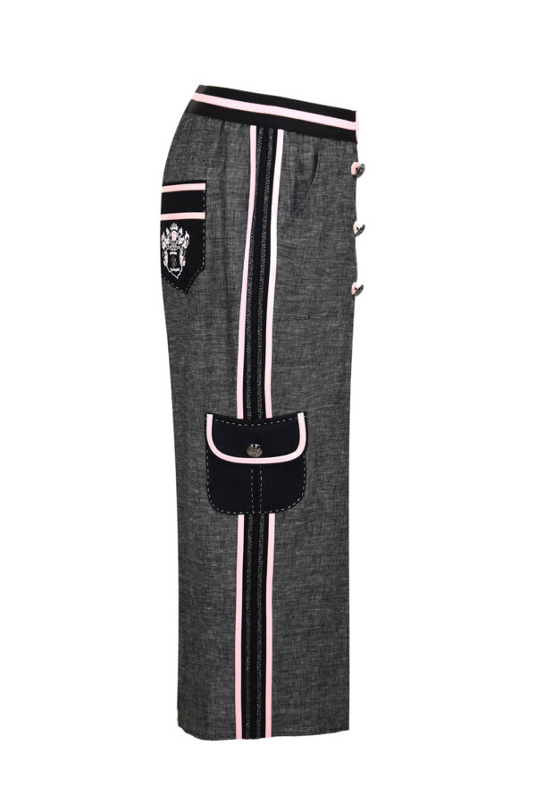 Hose in graphit-melange Leinen mit Zierknöpfen, aufgesetzten Cargo-Taschen und rosé Lackkontrasten, 7/8 Länge