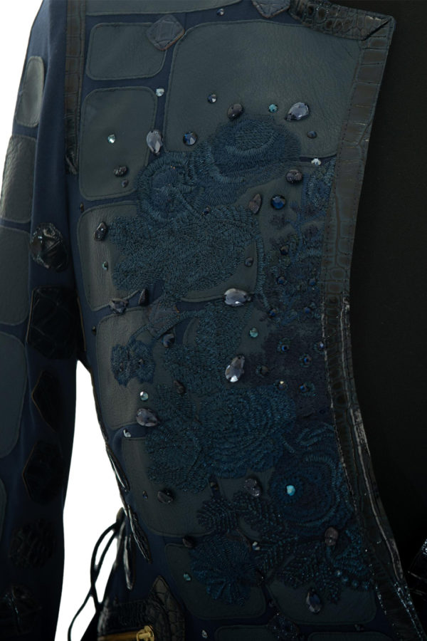 Haute Couture-Jacke mit "flower-decor-embroidery", appliziert mit 190 Natursteinen und Nappalederpatches, mit Zipp-Taschen, Multisize