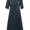 Kleid aus reiner Seide in schwarz-weißen Tupfenprint, mit Glockeneinsätzen und Lackkontrasten und Zierknöpfen, seitlichen Taschen, Multisize, Kurzarm