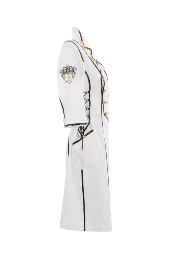 Kleid aus weißen Crash mit Goldbeschlägen und schwarzen Lackkontrasten, Kurzarm