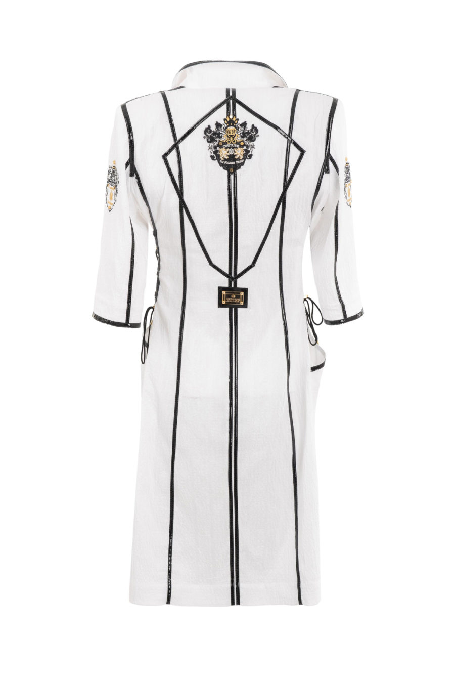 Kleid aus weißen Crash mit Goldbeschlägen und schwarzen Lackkontrasten, Kurzarm