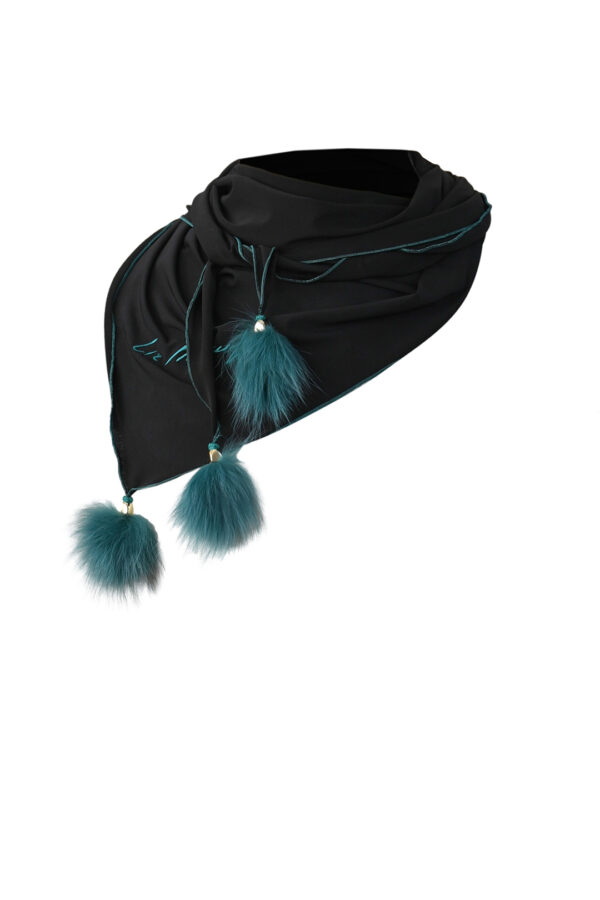 Tuch aus Singlejersey mit 3 Fuchsquasten und "singnature-embroidery"